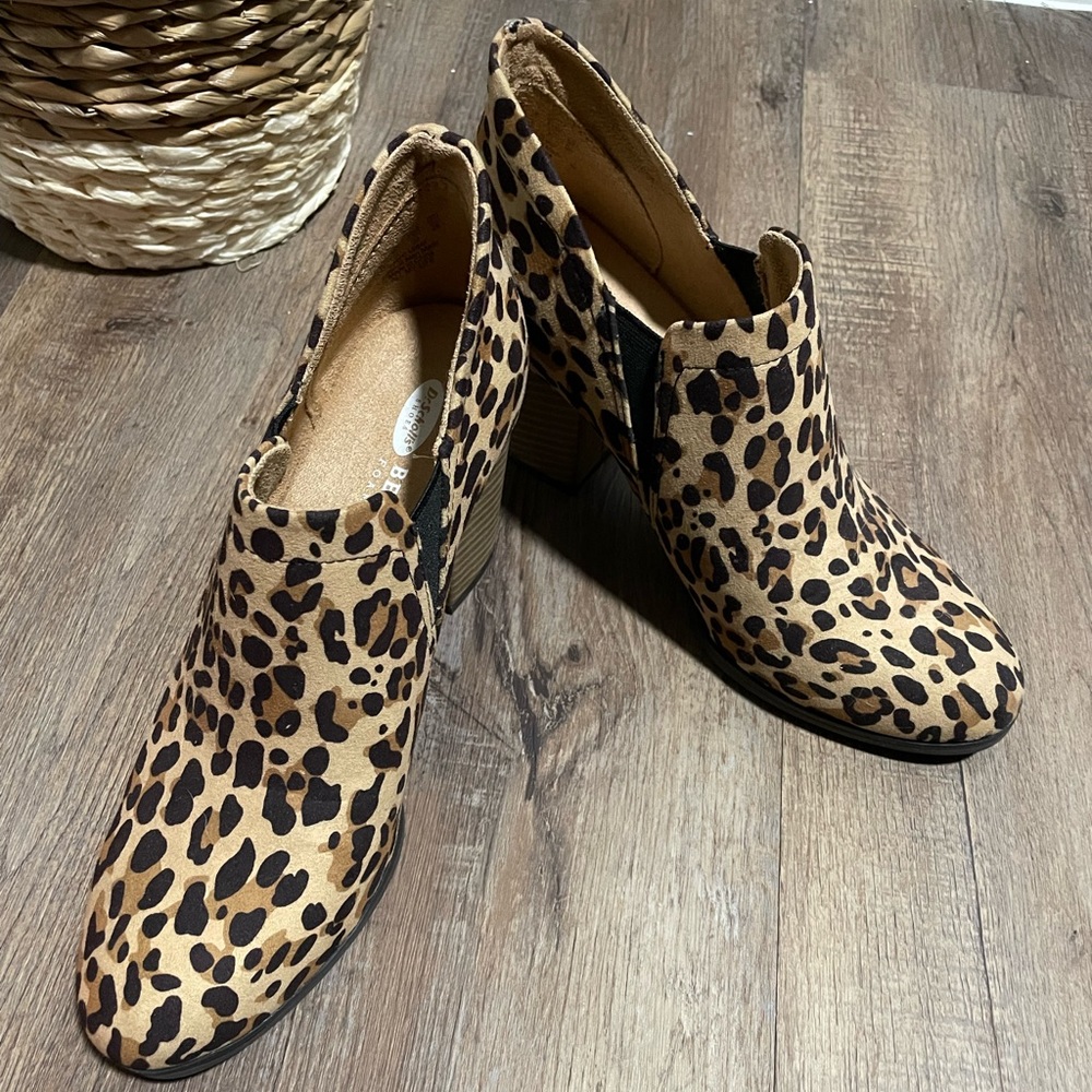 Wore twice. Size 9M